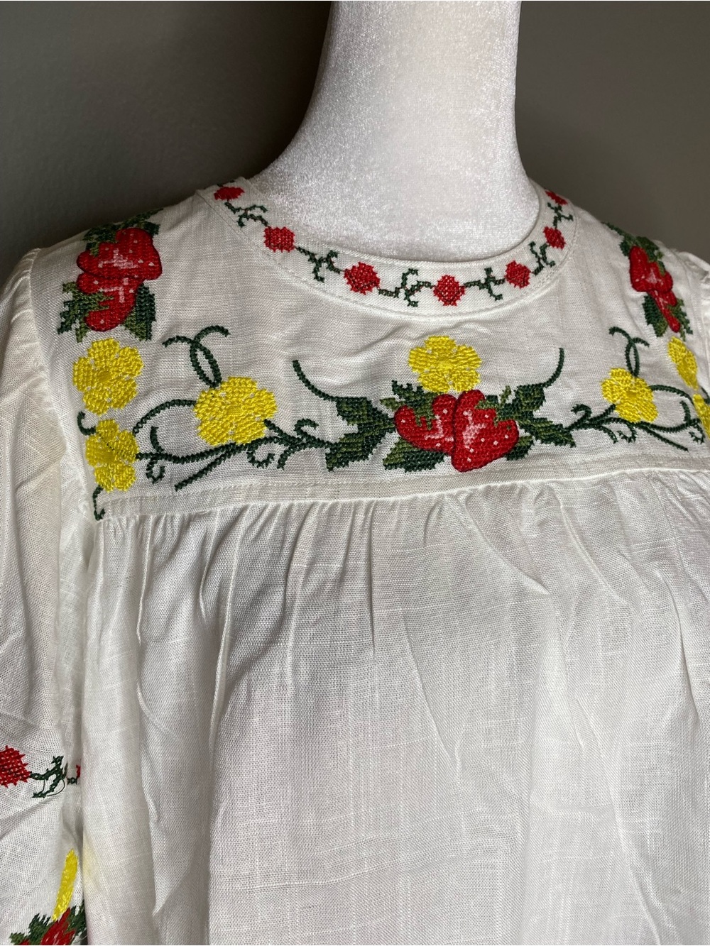 NWT! Solitaire Linen Blend Embroidered Strawberry  Peasant Blouse - Size XL - Picture 2 of 8